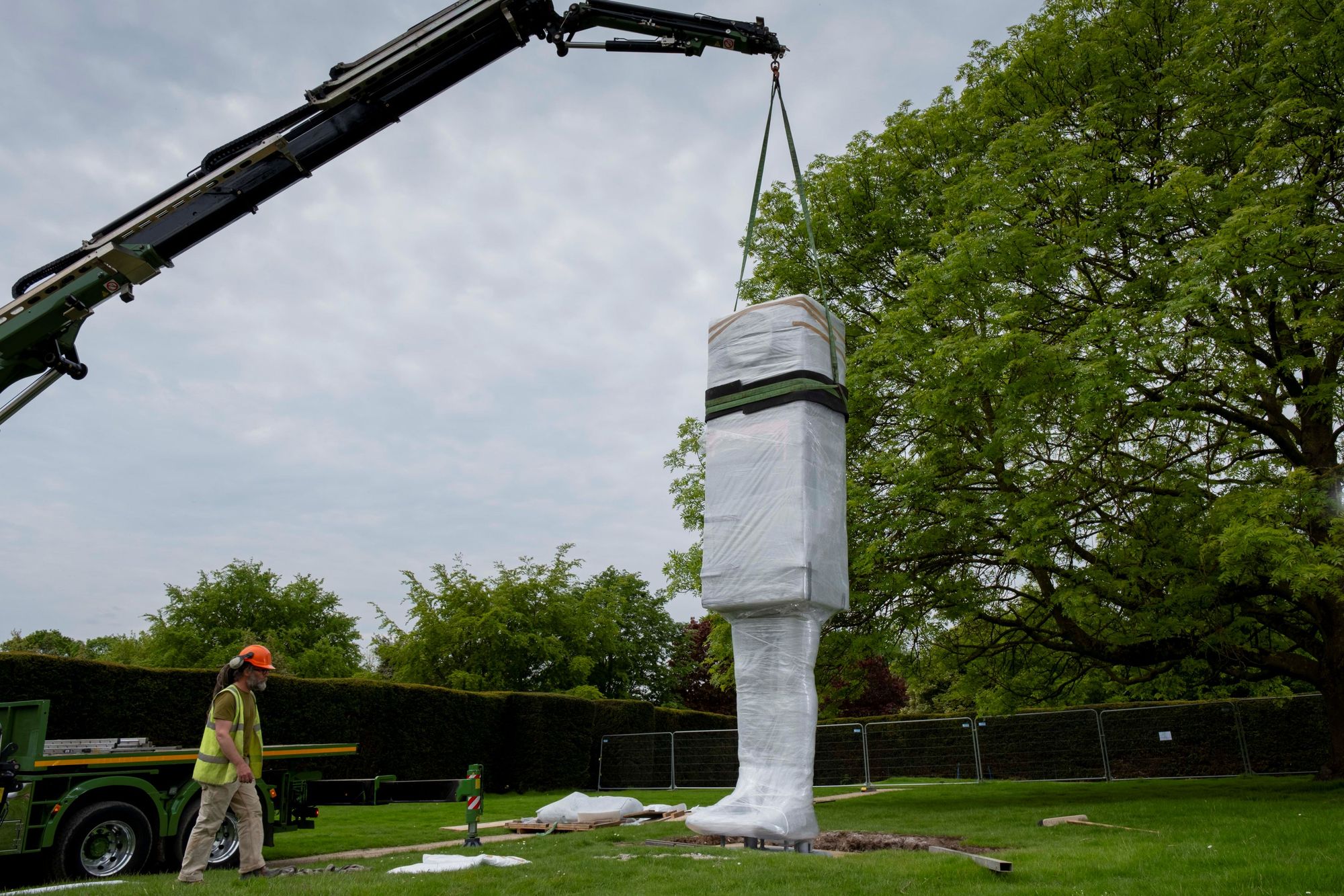 Erwin-Wurm.-Big-Kastenmann--2012.-Installation-at-Yorkshire-Sculpture-Park--2023.-Courtesy-Studio-Erwin-Wurm-and-Thaddaeus-Ropac-Gallery.-Photo-C-Jonty-Wilde--courtesy-YSP_3